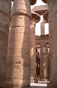 Antigüedad egipcia: vista de las columnas de la sala hipóstila del Templo de Amón. Sitio de Karnak en Luxor, Egipto de Egyptian 18th Dynasty
