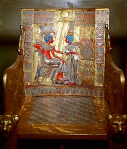 Antigüedades egipcias: un trono de madera dorada y pintada de Tutankamón que forma parte del tesoro del faraón. Representación de la reina Ankhesenpaaton masajeando con aceite el hombro de su hermano y esposo Tutankamón bajo el sol de Egyptian 18th Dynasty