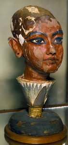 Antigüedades egipcias: retrato del joven faraón Tutankamón sostenido por una hoja de loto. Talla de madera pintada. Del tesoro de Tutankamón. Museo Egipcio, El Cairo de Egyptian 18th Dynasty