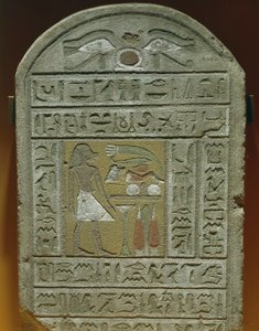 Estela funeraria de Ibi, maestro de cámara del palacio real El difunto ante las ofrendas funerarias En la parte superior, ojos de protección y jeroglífico "Shen", que significa "eternidad"