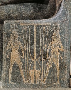 Grupo escultórico de granito con Horemheb haciendo ofrendas al dios Atum, detalle del trono de Atum con Seth y Horus. de Egyptian 18th Dynasty