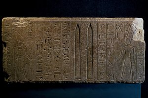 Hatshepsut y sus obeliscos, bloque de cuarcita, del Templo de Amón en Karnak, civilización egipcia, Reino Nuevo, Dinastía XVIII de Egyptian 18th Dynasty
