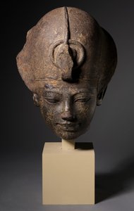Cabeza de Amenhotep III con la corona azul, c.1391-1353 a.C. de Egyptian 18th Dynasty