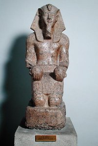 Estatua arrodillada de Amenhotep II (1427-1392 a.C.) sosteniendo ofrendas de vino, de Tebas, Nuevo Reino, c.1450-1425 a.C. (granito)