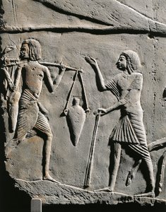 Vida en un campamento militar: aguador recibiendo órdenes de un oficial, relieve de la tumba de Horemheb en Saqqara. Detalle. de Egyptian 18th Dynasty