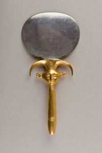 Espejo con Mango en Forma de Emblema de Hathor, c. 1479-1425 a.C.