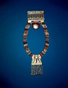 Collar con pectoral lunar, de la Tumba de Tutankamón, Nuevo Reino