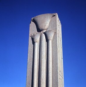 Pilar decorado con plantas de loto estilizadas, del complejo del Gran Templo de Amón, Reino Nuevo