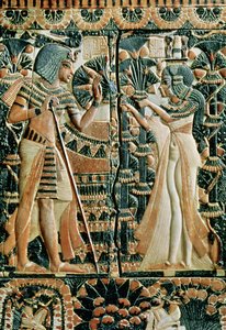Placa de la tapa de un cofre que muestra a Tutankamón (c.1370-52 a.C.) y su esposa Ankhesenamón en un jardín, Nuevo Reino