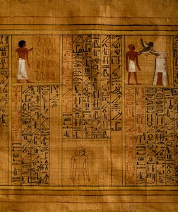 Porción del Libro de los Muertos con texto en columnas verticales de jeroglíficos e insertos que contienen ilustraciones policromadas, papiro, 34 cm x 14 cm, procedente de la tumba de Kha en Deir el-Medina, Civilización egipcia, Reino Nuevo, dinastía XVIII