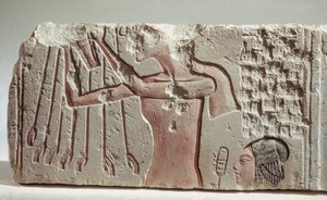 Relieve que representa a Akenatón y su hija ofreciendo al Atón, Nuevo Reino, c.1352-1336 a.C. (caliza) de Egyptian 18th Dynasty
