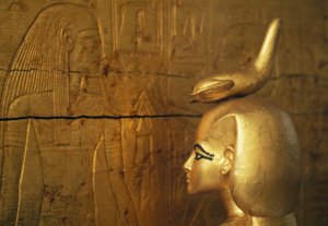 Estatua de Selkis o Serket protegiendo el cofre de los tarros canopos, Tesoro de Tutankamón de Egyptian 18th Dynasty