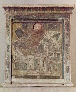 Estela que representa al Aten dando vida y prosperidad a Amenofis IV (Akhenatón) (c.1352-1336 a.C.) su esposa, Nefertiti y tres de sus hijas, de Tell el-Amarna, Nuevo Reino, c.1353-1337 a.C.
