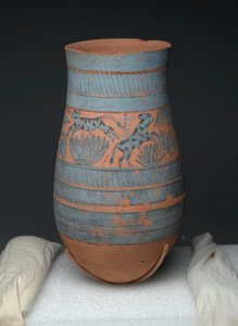 Jarrón en forma de lágrima con diseños pintados de doncellas, vacas y plantas de pantano, Reino Nuevo, c.1390-1353 a.C. (terracota pintada) de Egyptian 18th Dynasty
