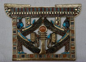 Pectoral en forma de templo, Tesoro de Tutankamón, Egipto, Civilización egipcia, Reino Nuevo, Dinastía XVIII de Egyptian 18th Dynasty