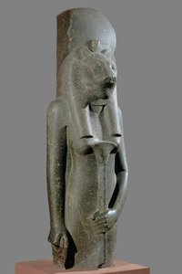 La diosa Sekhmet sostiene un cetro en forma de tallo de papiro ...