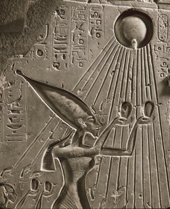 La familia real de Amenofis IV Akhenatonoofrece un sacrificio a Atón, el sungod (relieve) de Egyptian 18th Dynasty