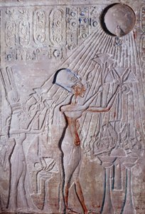 bajo relieve del rey Ikhenaton y la reina Nefertiti adorando al dios del sol Atón