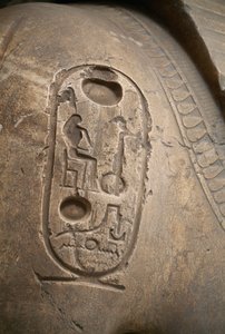 Cartela en el brazo, grabado del Coloso de Ramsés II, Menfis (Lista del Patrimonio Mundial de la UNESCO