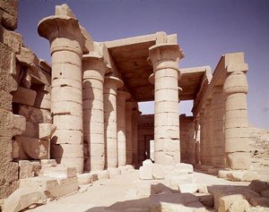 Columnas con ejes de papiro y capiteles de loto en la Gran Sala Hipóstila, Nuevo Reino