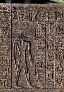 Representación de Anubis, detalle de inscripción y relieve de Anubis y otro dios, sarcófago de Amenhotep, Menfis (Lista del Patrimonio Mundial de la Unesco