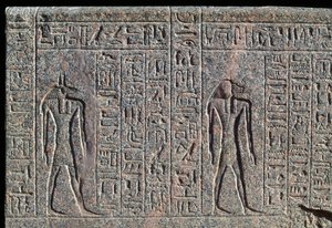 Representación de Anubis, detalle de inscripción y relieve de Anubis y otro dios, sarcófago de Amenhotep, Menfis, Egipto, Reino Nuevo, dinastía XIX de Egyptian 19th Dynasty