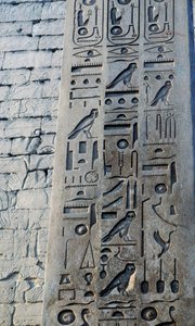 Detalle del obelisco de granito rosa, altura 25 metros, encargado por Ramsés II, Templo de Amón, Complejo del Templo de Karnak, Luxor, Tebas (Patrimonio de la Humanidad de la UNESCO