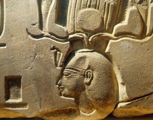 Egipto, Luxor, antigua Tebas, valle de Assasif, fragmento de relieve que representa a Ramsés II y cartuchos de Egyptian 19th Dynasty