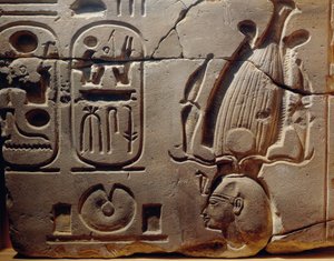 Egipto, Luxor, antigua Tebas, valle de Assasif, fragmento de relieve que representa a Ramsés II y cartuchos