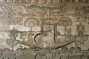 Antigüedad egipcia: vista de los relieves que representan la procesión del barco sagrado, Templo Memorial dedicado al Faraón Ramsés II (1279-1213 a.C.), sitio de Ramasseum (Ramesseum) en Luxor, Egipto. de Egyptian 19th Dynasty