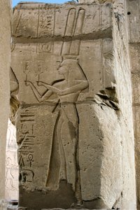 Antigüedad egipcia: detalle de relieves que representan a la diosa Hathor sosteniendo sistros en sus manos, Templo Funerario dedicado al Faraón Ramsés II (1279-1213 a.C.), sitio de Ramasseum (Ramesseum) en Luxor, Egipto de Egyptian 19th Dynasty