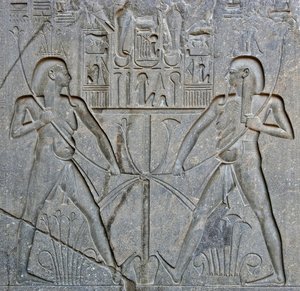 Antigüedad egipcia: detalle de la base de la estatua del Faraón Ramsés II (1292-1186 a.C.) que representa la unión del Alto y Bajo Egipto. Templo de Luxor. Ribera Este (Tebas), Egipto de Egyptian 19th Dynasty