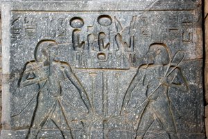 Antigüedad egipcia: detalle de la base de la estatua del faraón Ramsés II representando la unión del Alto y Bajo Egipto. Templo de Luxor. Orilla Este (Tebas), Egipto de Egyptian 19th Dynasty