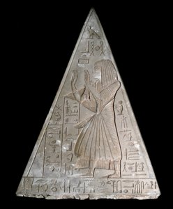 Antigüedad egipcia: punta de pirámide de la capilla de Ramose decorada con la representación del difunto adorando a Re-Atum, deidad del sol poniente. Dinastía XIX (1295-1190 a.C.) Deir el Medineh Dim. h. 70 cm Turín, Egipto de Egyptian 19th Dynasty