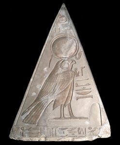 Antigüedad egipcia: punta de pirámide de la capilla de Ramose decorada con la representación de Ra-Harakte, divinidad del sol naciente de Egyptian 19th Dynasty