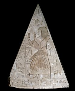 Antigüedad egipcia: Punta de pirámide de la capilla de Ramose decorada con la representación de Ra-Harakte de Egyptian 19th Dynasty