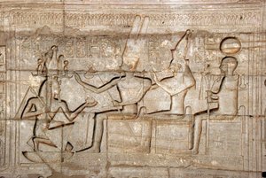 Antigüedad egipcia: relieve que representa al Faraón Ramsés II frente a las deidades de la tríada tebana, Amón, Mut y Jonsu; Templo funerario dedicado al Faraón Ramsés II (1279-1213 a.C.), sitio de Ramasseum (Ramesseum) en Luxor, Egipto. de Egyptian 19th Dynasty
