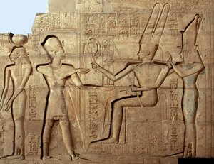 Antigüedad egipcia: relieve que representa al faraón Ramsés II frente a dos deidades de la tríada tebana, Amón y Mut; Templo Funerario dedicado al faraón Ramsés II, sitio de Ramesseum en Luxor, Egipto de Egyptian 19th Dynasty