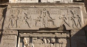 Antigüedad egipcia: vista del arquitrabe decorado con la representación del faraón Ramsés II honrando al dios Amón y jeroglíficos, templo del faraón Ramsés II en Luxor. Orilla Este (Tebas), Egipto de Egyptian 19th Dynasty