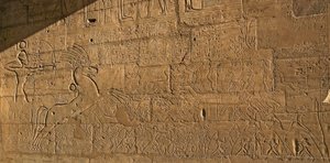Antigüedades egipcias: vista de los relieves que celebran las hazañas de Ramsés II durante la Batalla de Qadesh en 1274 a.C., Templo funerario dedicado al faraón Ramsés II