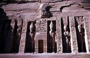 Fachada del Templo de la Reina Nefertari, Nuevo Reino, c.1250 a.C. de Egyptian 19th Dynasty