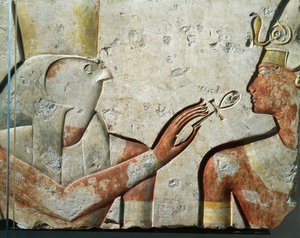 El dios halcón Horus y Ramsés II durante la ceremonia de apertura de la boca, bajorrelieve, procedente del pequeño templo construido por el faraón en Abydos. de Egyptian 19th Dynasty