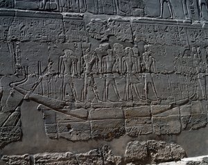 Barca funeraria, detalle de escenas de ofrendas a los dioses, relieve, paredes interiores de la Gran Sala Hipóstila, complejo del templo de Karnak (Lista del Patrimonio Mundial de la Unesco