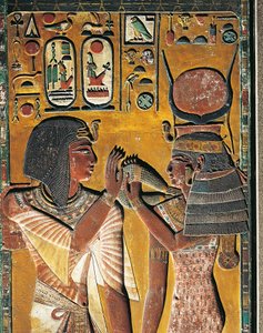La diosa Hathor ofrece su collar al faraón (bajo relieve)