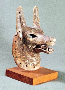 Cabeza de Anubis, con mandíbula articulada, utilizada como máscara oracular