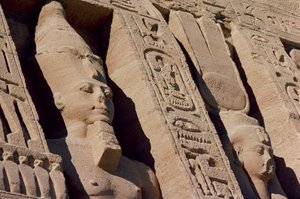 Cabezas de Ramsés II y Hathor/Nefertari en la fachada del Templo de la Reina Nefertari, Nuevo Reino, c.1250 a.C. (detalle)