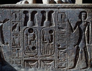 Jeroglíficos, detalle de pezuña de estatua colosal de rey, Patio de Ramsés II, Templo de Amón (Lista del Patrimonio Mundial de la Unesco