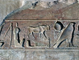 Jeroglíficos con el nombre de Ramsés II, base de obelisco, Templo de Amón (Patrimonio Mundial de la Unesco de Egyptian 19th Dynasty