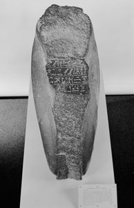 Estatua arrodillada de Khaemwaset, 1281-1277 a.C. de Egyptian 19th Dynasty