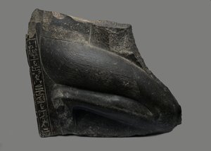 Estatua arrodillada de Khaemwaset, 1281-1277 a.C. de Egyptian 19th Dynasty